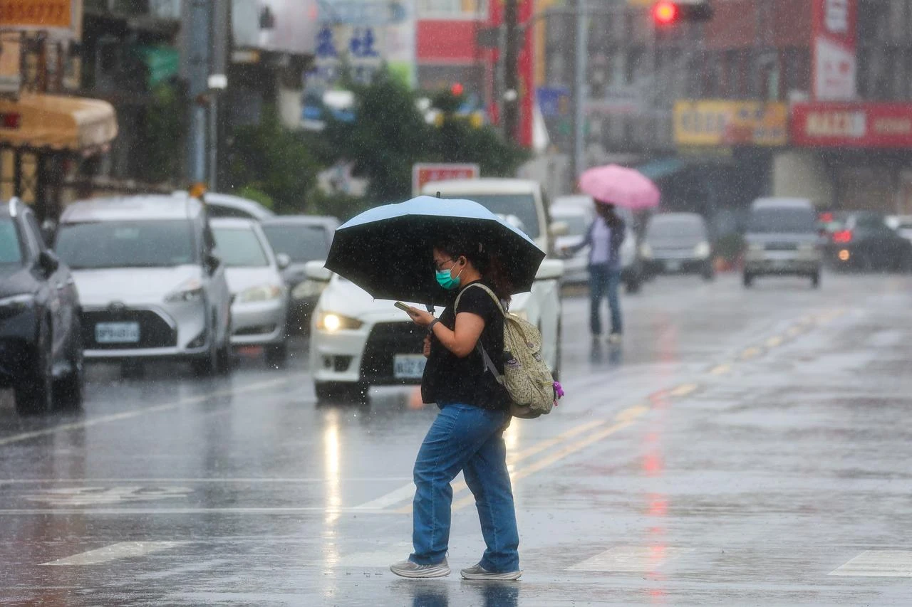 China orders 100,000 evacuated as Typhoon Dolphin nears coast