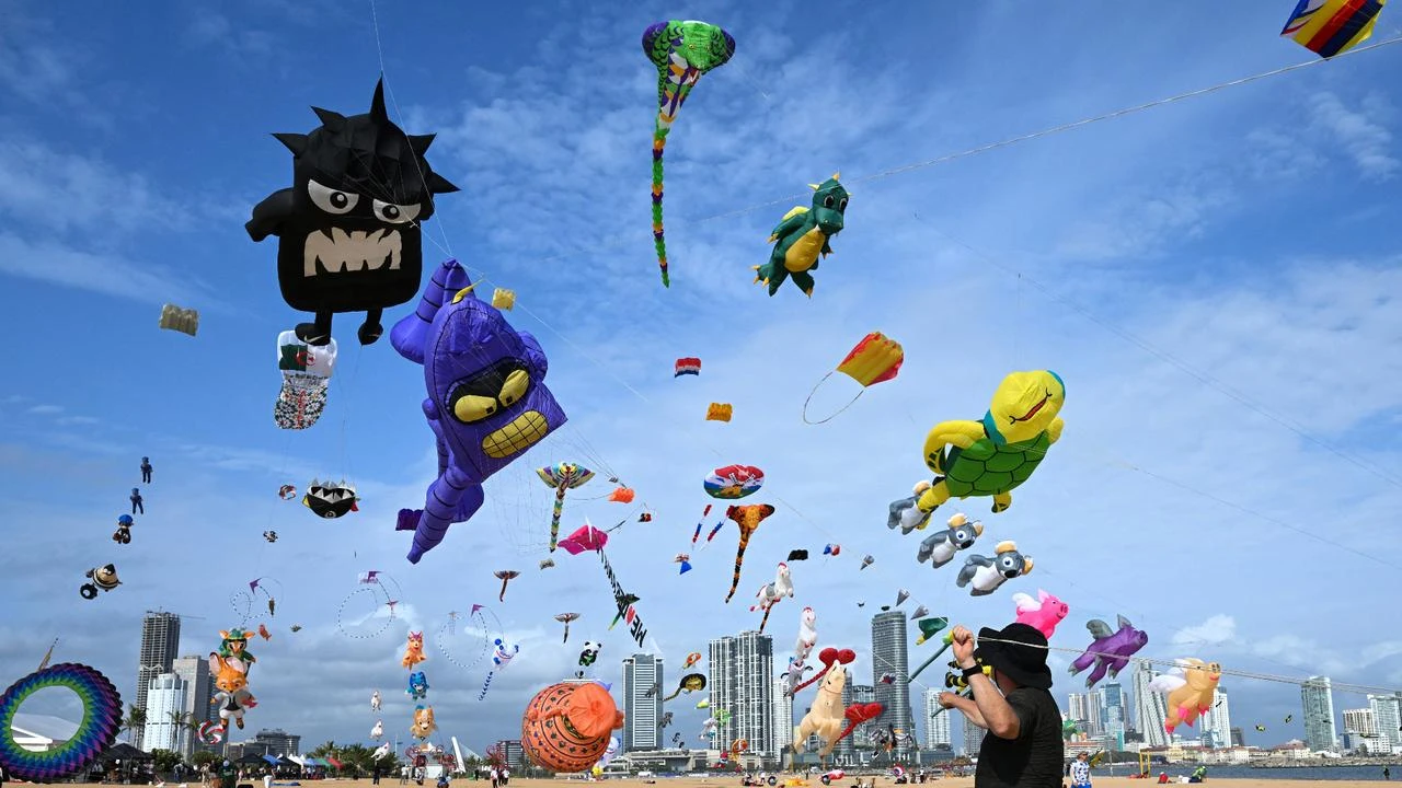 Colombo skyline gets colorful makeover for kite festival