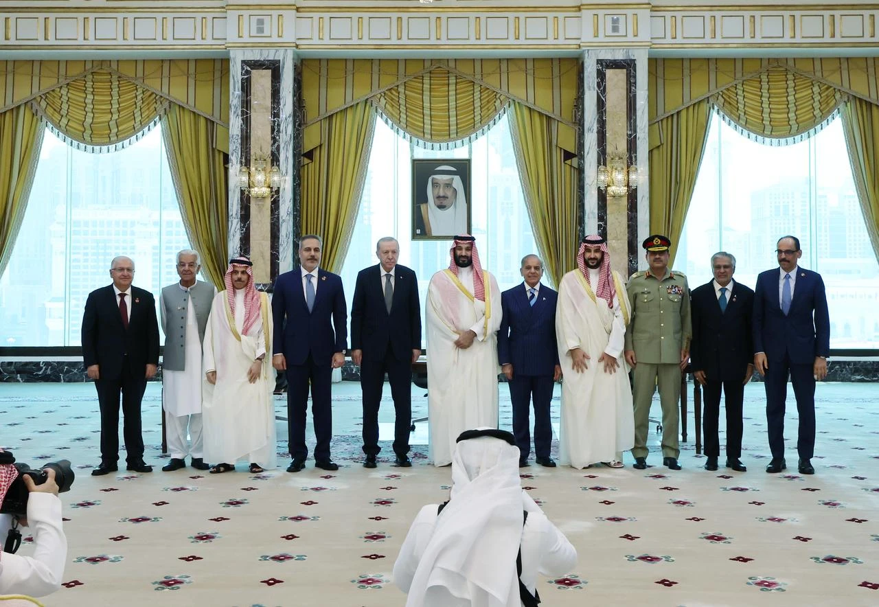 Turkish President Recep Tayyip Erdogan (5th L), Saudi Crown Prince Mohammed bin Salman (C) and Pakistani Prime Minister Shehbaz Sharif (5th R) pose for a family photo after signing a trilateral joint defense agreement in Mecca, Saudi Arabia, on August 7, 2026. (TUR Presidency / AA Photo)