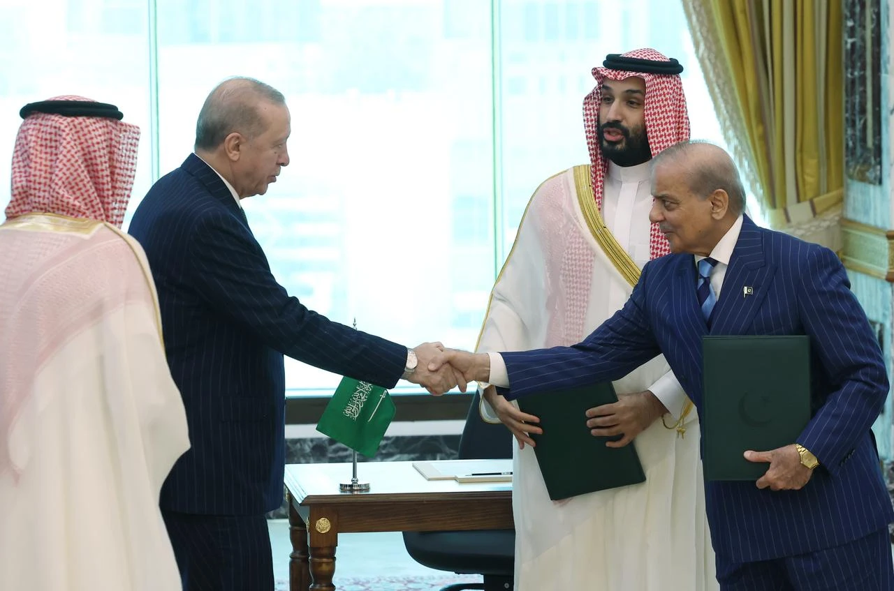 Turkish President Recep Tayyip Erdogan (2nd L), Saudi Crown Prince Mohammed bin Salman (C) and Pakistani Prime Minister Shehbaz Sharif (R) sign a trilateral joint defense agreement in Mecca, Saudi Arabia, on August 7, 2026. (TUR Presidency / AA Photo)