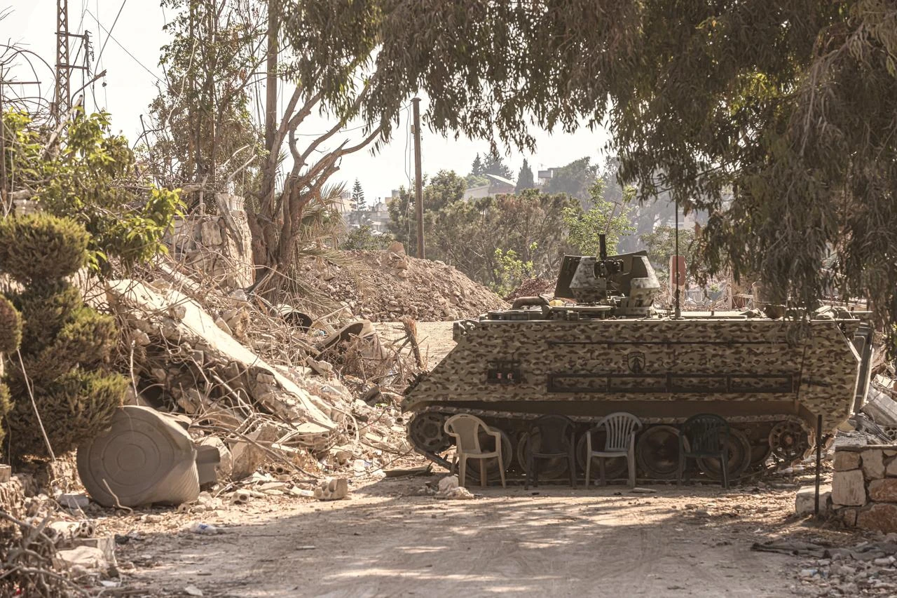 A Lebanese army tank blocks the road near  the mounds of dirt put into place by the Israeli military at the eastern entrance of the southern Lebanese village of Zawtar al-Gharbiyah, August 8, 2026. (AFP Photo)