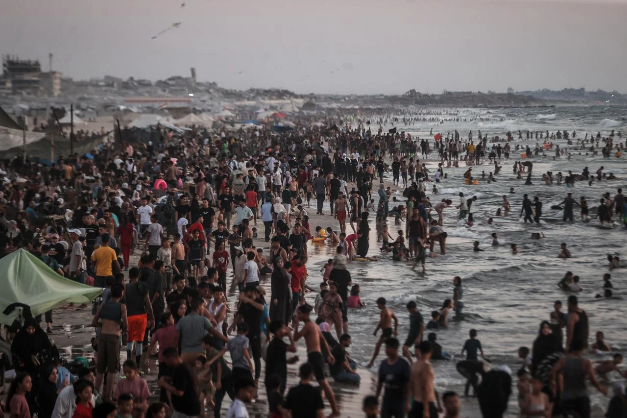 Palestinians gather along the beach in Gaza City to cool off and seek relief from soaring summer temperatures and severe living conditions stemming from ongoing Israeli attacks on Gaza, Palestine on August 7, 2026. (AA Photo)