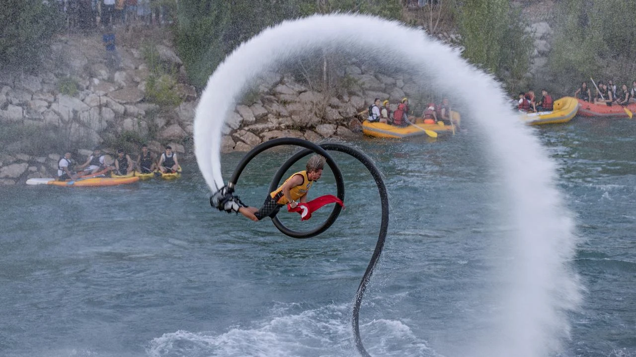 Jet ski, flyboard show draws crowds to Tunceli's Uzuncayir Dam Lake