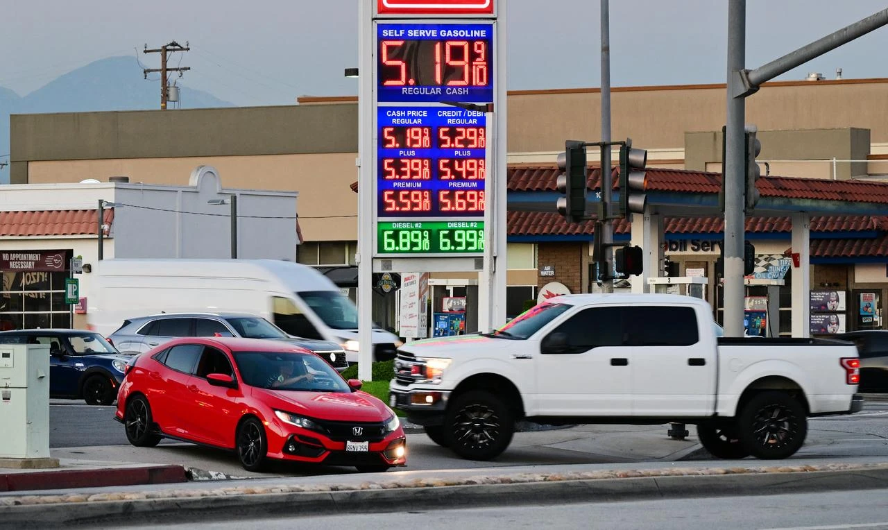 Drivers pull their vehicles in and out of a gas station in La Puente, California, on August 7, 2026. (AFP Photo)