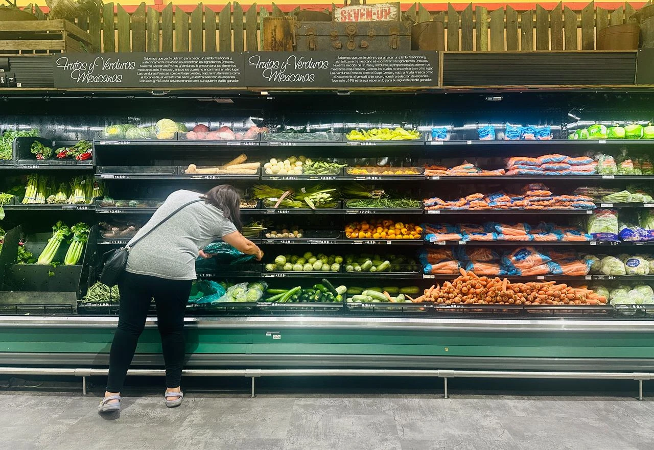 A woman shops for produce at a supermarket in La Puente, California, on August 7, 2026. (AFP Photo)