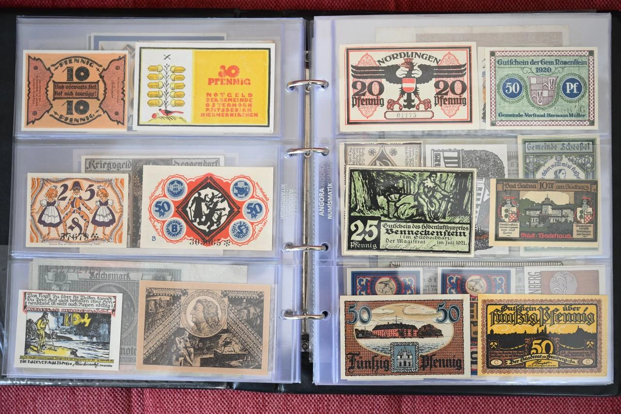 Part of Selami Yilmaz's collection featuring currencies from 163 countries over the years. (AA Photo)