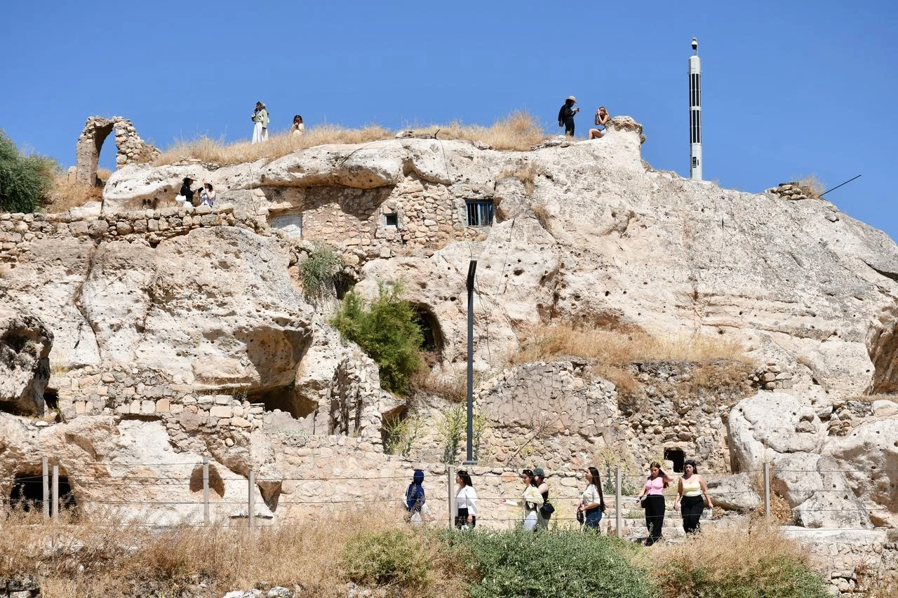 Visitors from Trabzon and Antalya discover the Hasankeyf district of Batman. (AA Photo)