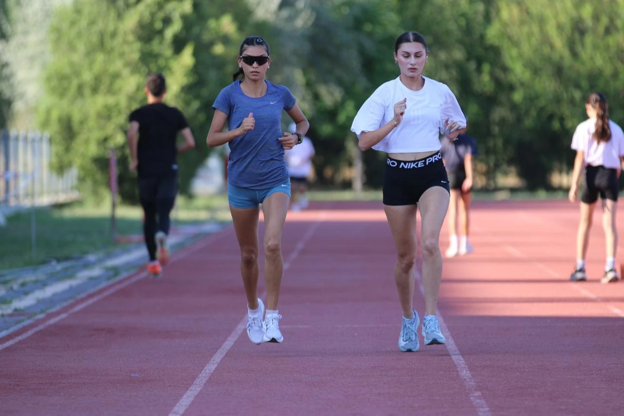 National athlete Elif Naz Koseoglu (L) during a training session. (AA Photo)