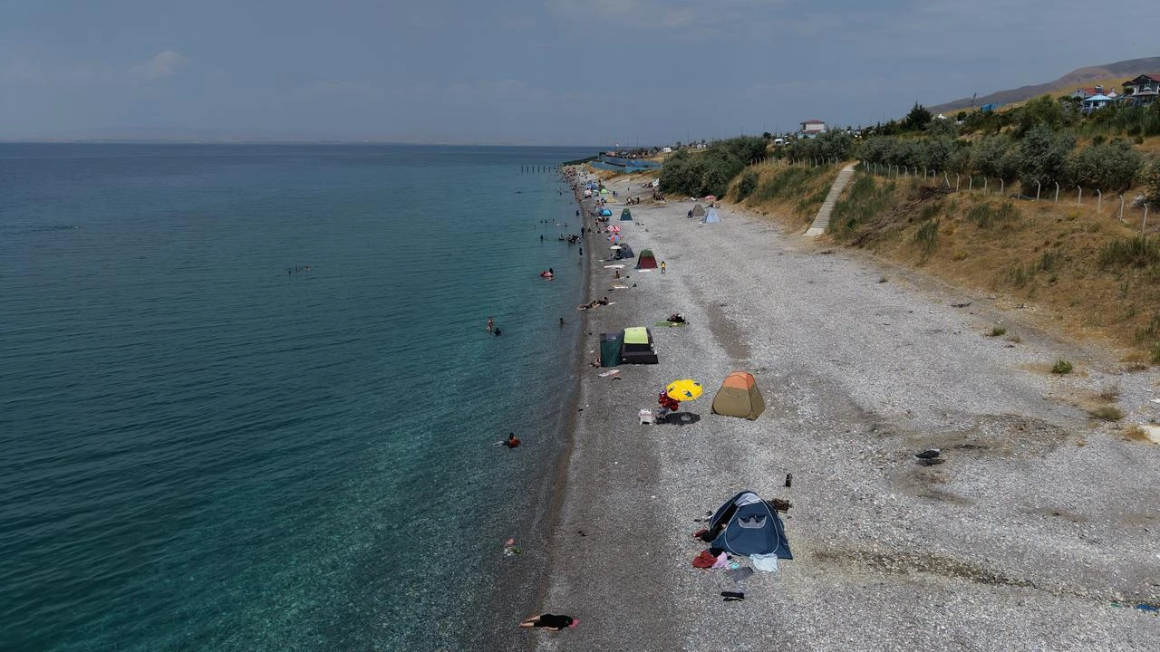 Mollakasım Public Beach, which operates with a Blue Flag certification on the shores of Lake Van, welcomes those looking to cool off in the hot weather. (AA Photo)