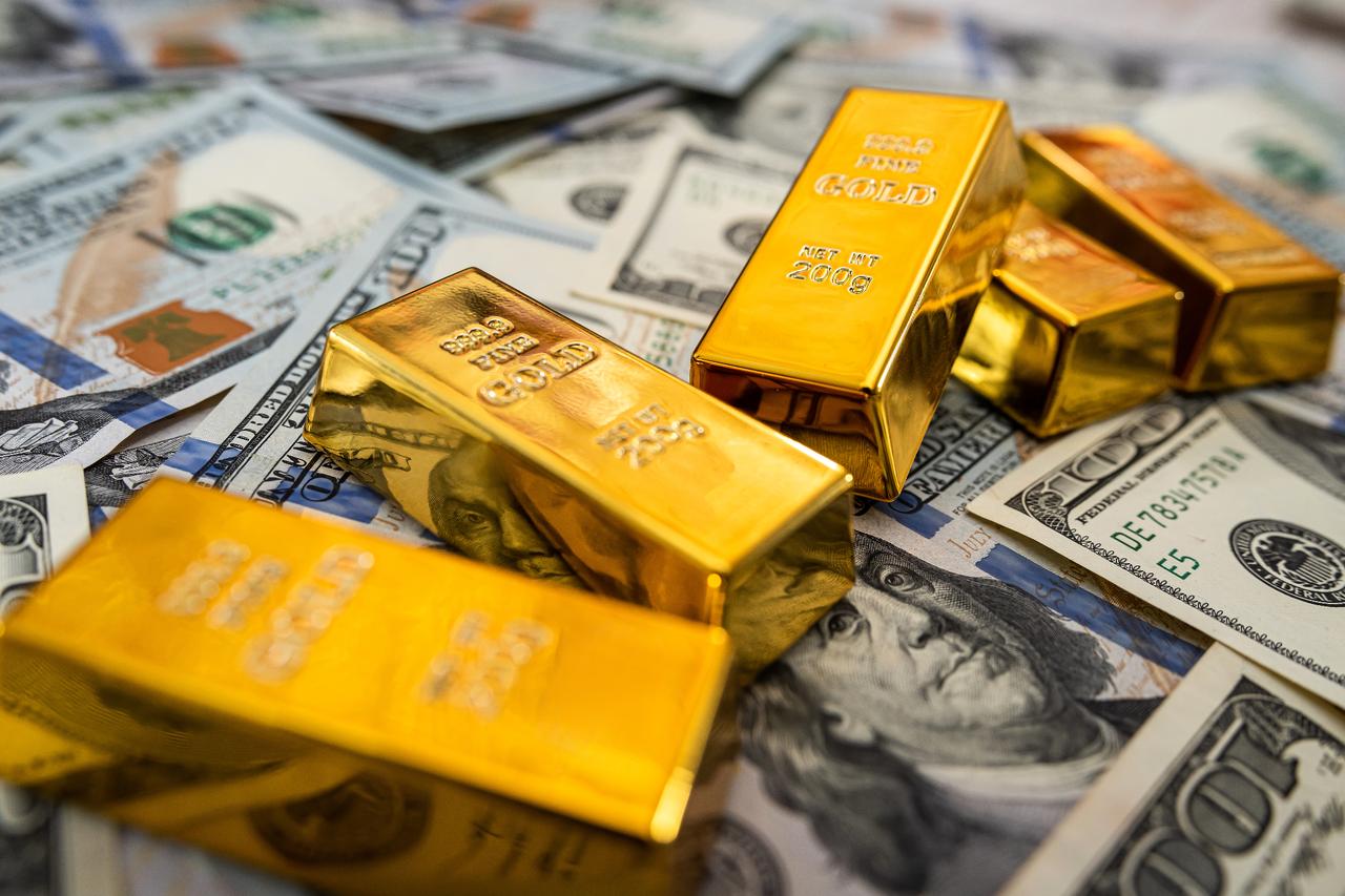 Gold drops sharply as major bond yields hit daunting levels