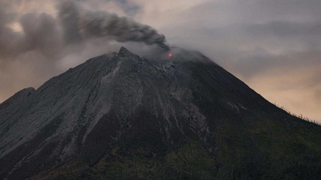 Mount Sinabung erupts, sending ash 3,500 metres over Sumatra