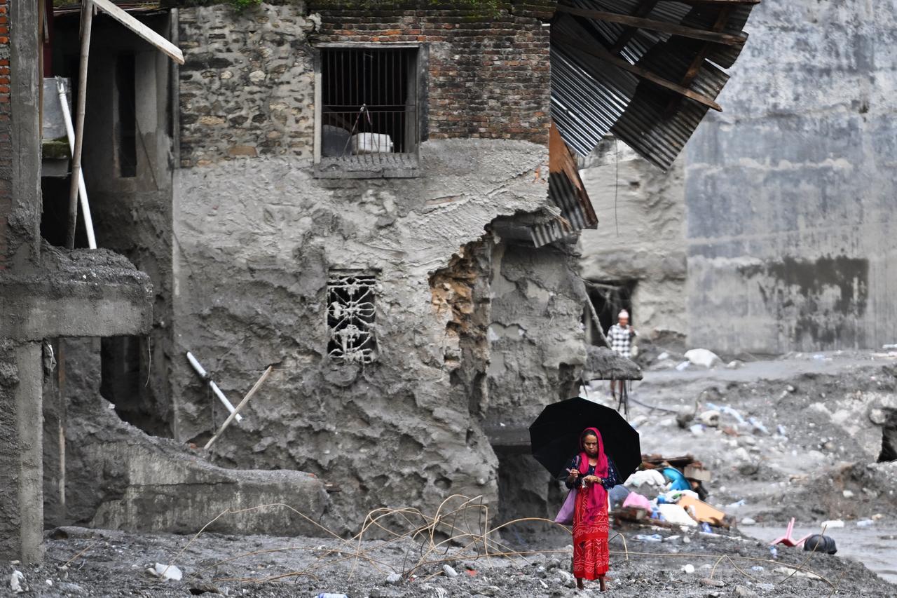 Nepal-China flood death toll tops 1,000, over 4,000 still missing