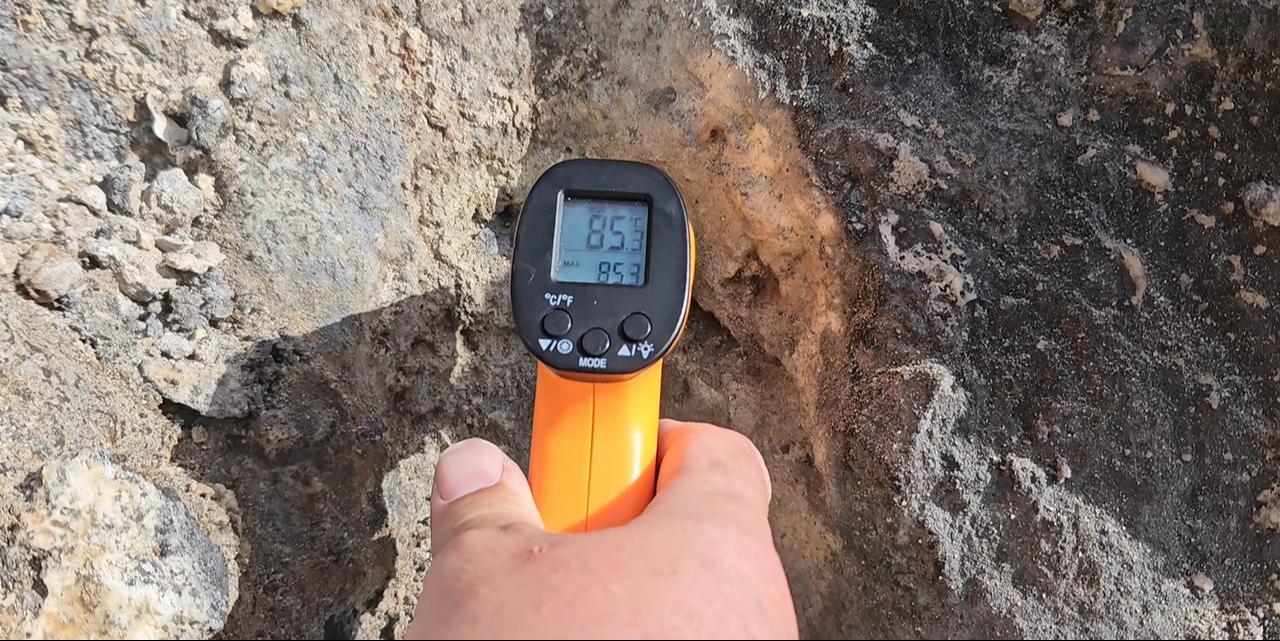 A handheld thermometer is used to measure temperatures around gas vents inside the crater of Mount Tendurek. (Photo via YouTube/@OnurBenlivideolari)