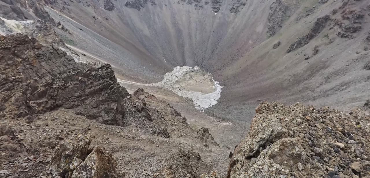 A view into the crater of Mount Tendurek, where researchers documented continuing fumarolic activity. (Photo via YouTube/@OnurBenlivideolari)