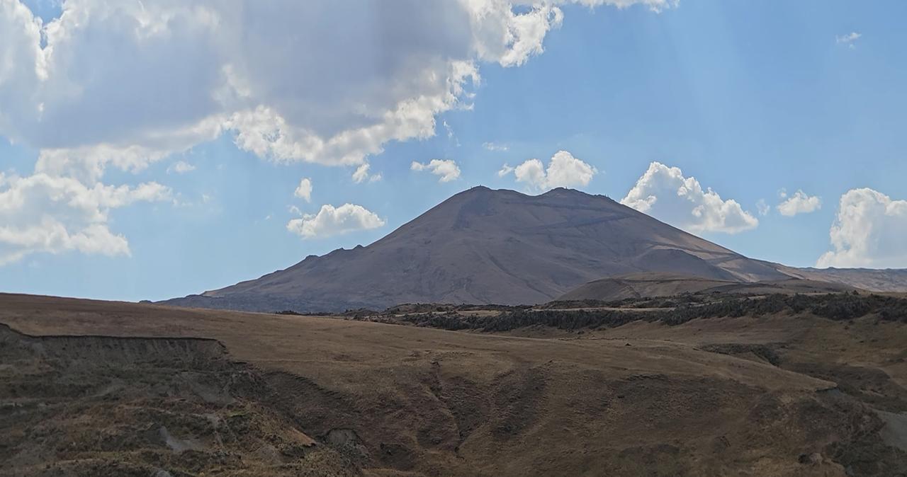 A view of Mount Tendurek, an active volcanic area rising between Van and Agri provinces in eastern Türkiye. (Photo via YouTube/@OnurBenlivideolari)