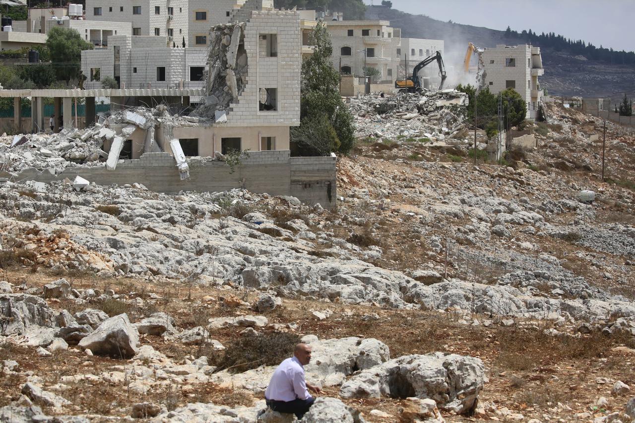 Israel considers 1,670 new settlement units in occupied West Bank