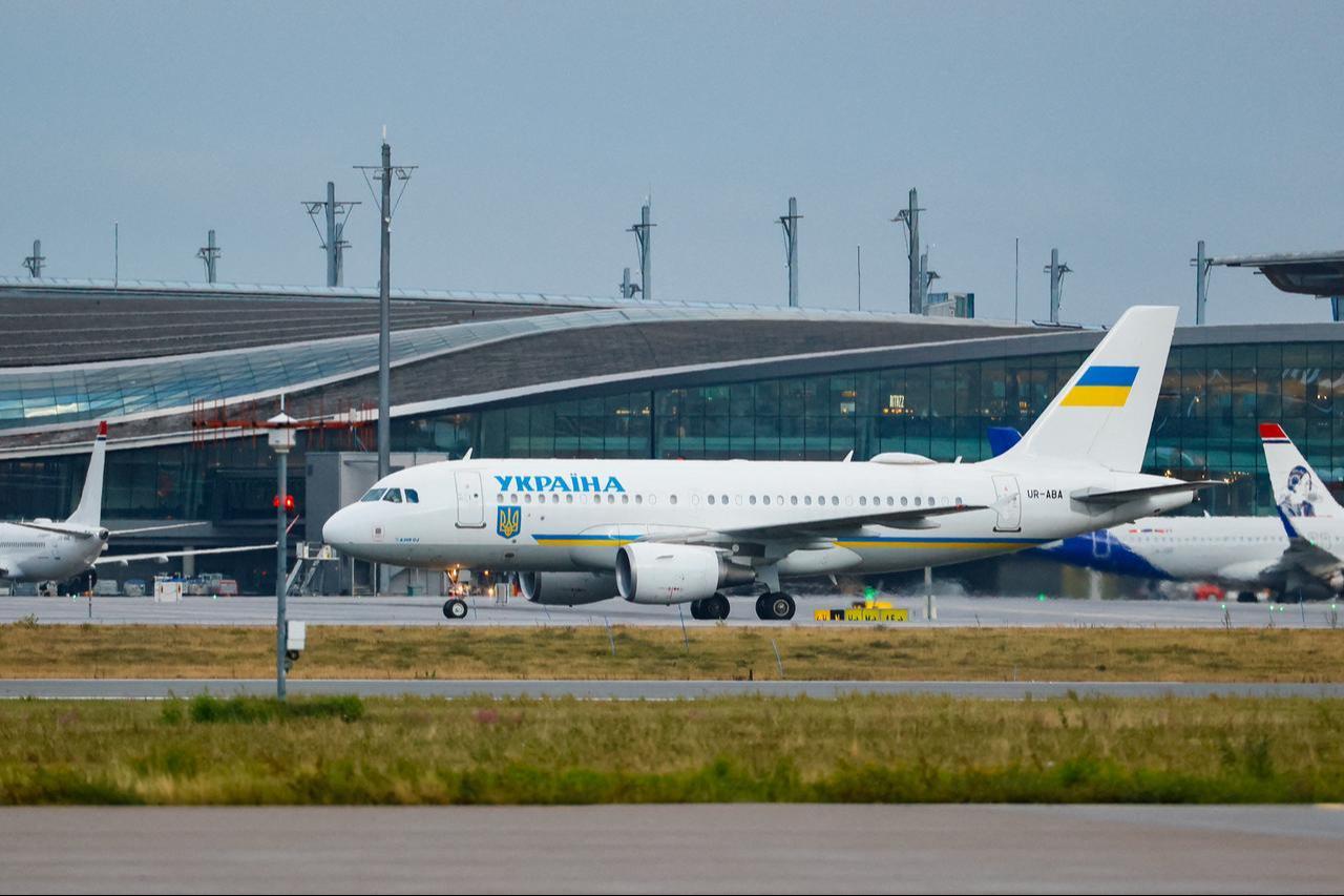 Ukrainian plane UR-ABA carrying Ukraine's President Volodymyr Zelenskyy and his wife, Olena Zelenska, lands at Gardermoen Airport near Oslo, Sept. 9, 2026. (AFP Photo)
