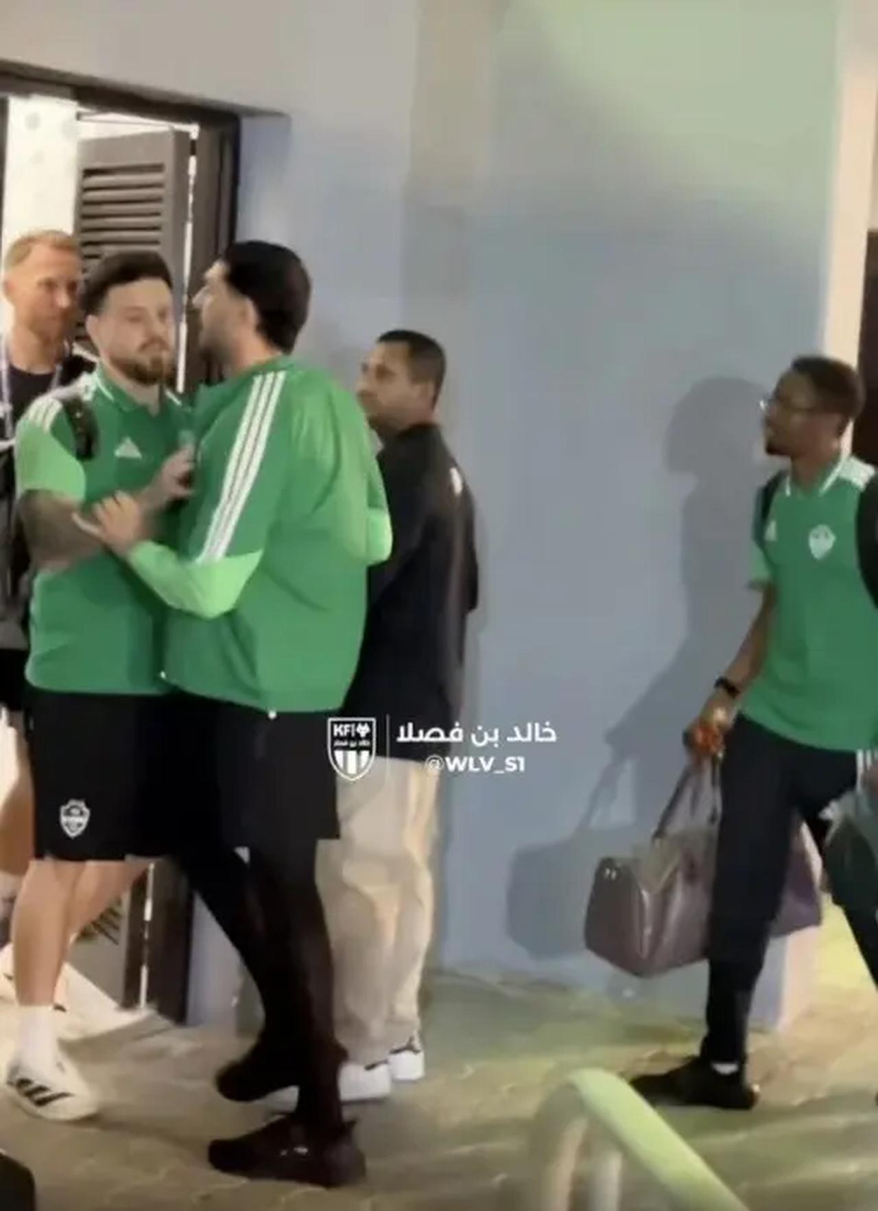 Merih Demiral is seen in a tense exchange near the dressing-room entrance following Al-Ahli's 3-2 defeat to Al-Qadsiah in the Saudi Pro League. (Photo via X/@WLV_S1)