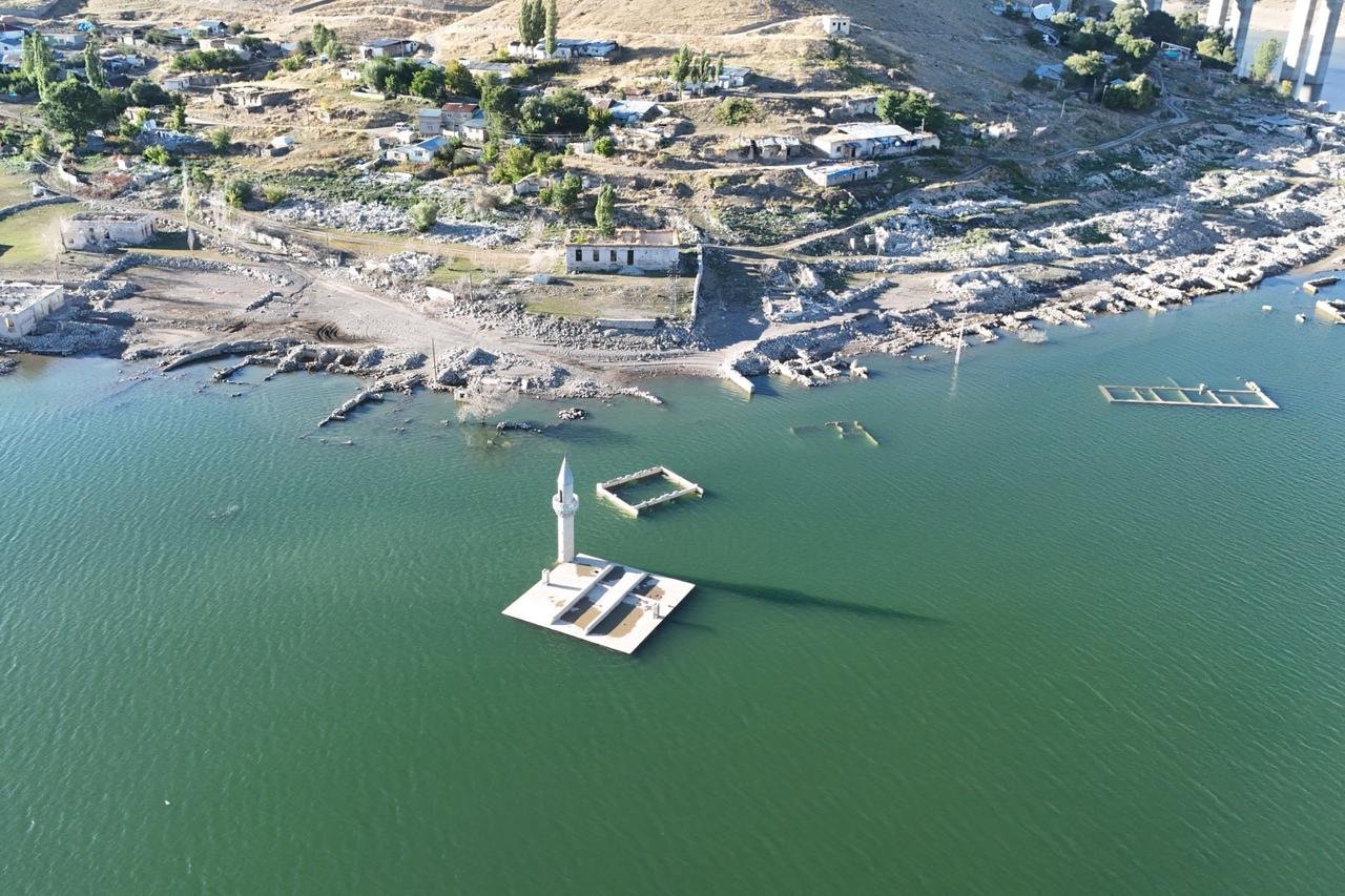 Old village resurfaces in eastern Türkiye as reservoir waters recede
