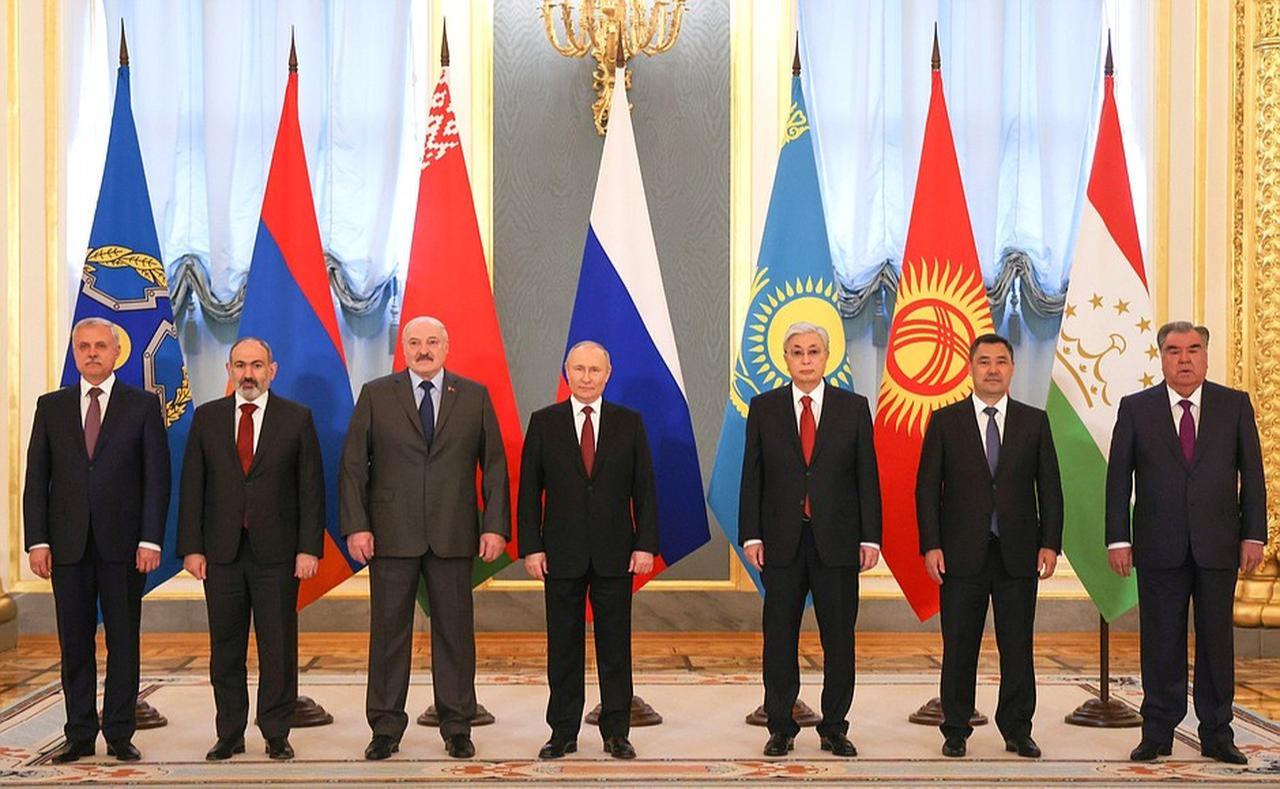 Before the meeting of the leaders of the member states of the Collective Security Treaty Organisation. From left to right: CSTO Secretary General Stanislav Zas, Prime Minister of Armenia Nikol Pashinyan, President of Belarus Alexander Lukashenko, President of Kazakhstan Kassym-Jomart Tokayev, President of Kyrgyzstan Sadyr Zhaparov and President of Tajikistan Emomali Rahmon. (TASS)