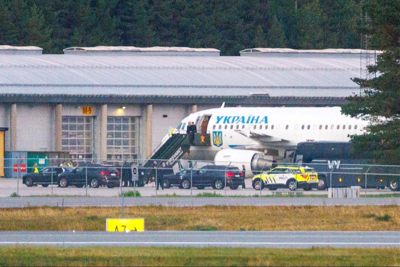 Ukraine's President Volodymyr Zelenskyy and his wife, Olena Zelenska, disembark from their plane at Gardermoen Airport near Oslo before attending Norway's King Harald V's funeral on Sept. 9, 2026, in Oslo. (AFP Photo)
