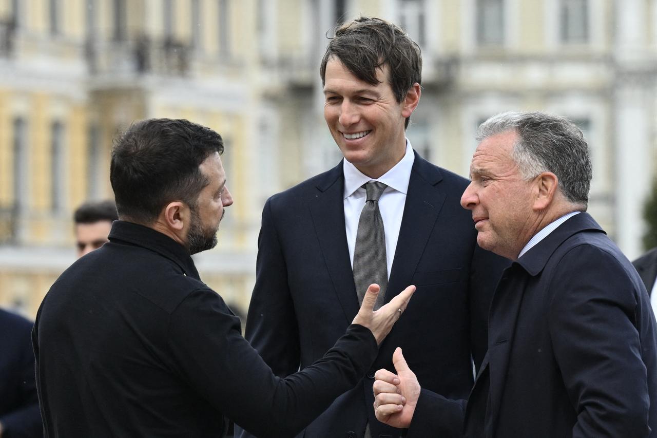 Ukraine's President Volodymyr Zelensky (L) welcomes US Special Envoys Steve Witkoff (R) and Jared Kushner (C) prior to their talks in Kyiv on September 6, 2026. (AFP Photo)