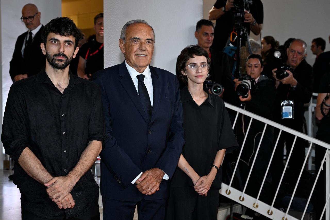 Journalist and director Rachel Szor (R) and Israeli journalist and filmmaker Yuval Abraham pose with Italian director of the Venice International Film Festival Alberto Barbera (C) in front of photographers during the 83rd Venice International Film Festival in Venice, Italy, Sept. 10, 2026. (AFP Photo)