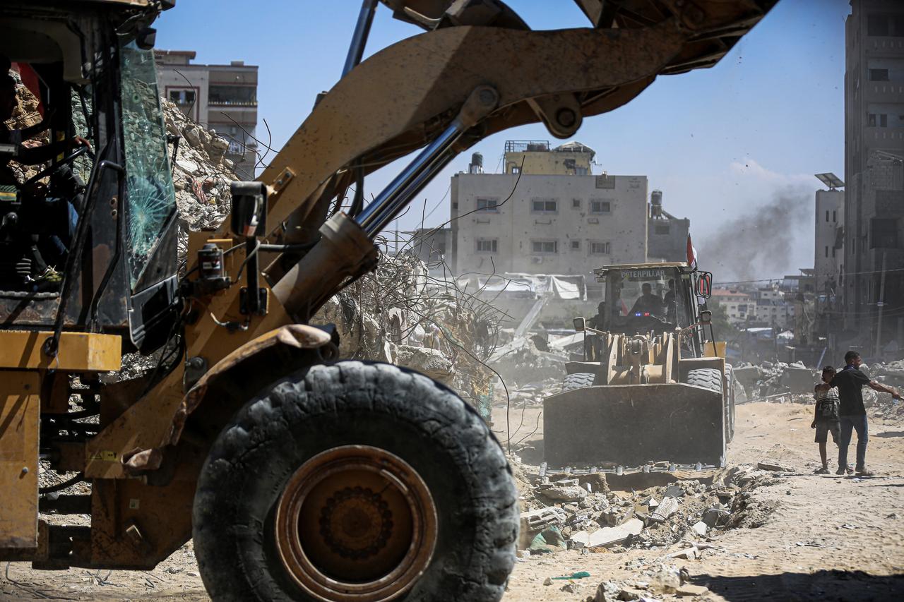 Civil defense teams and Egypt Coordination crews search for the bodies of missing Palestinians under the rubble of collapsed buildings in Gaza City, Gaza, Palestine on September 10, 2026. (AA Photo)