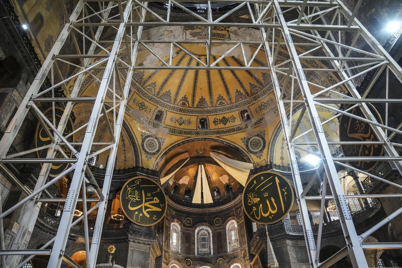 A view of Hagia Sophia’s eastern semi-dome and monumental calligraphic panels framed by steel scaffolding during ongoing restoration work in Istanbul, Türkiye. (AA Photo)