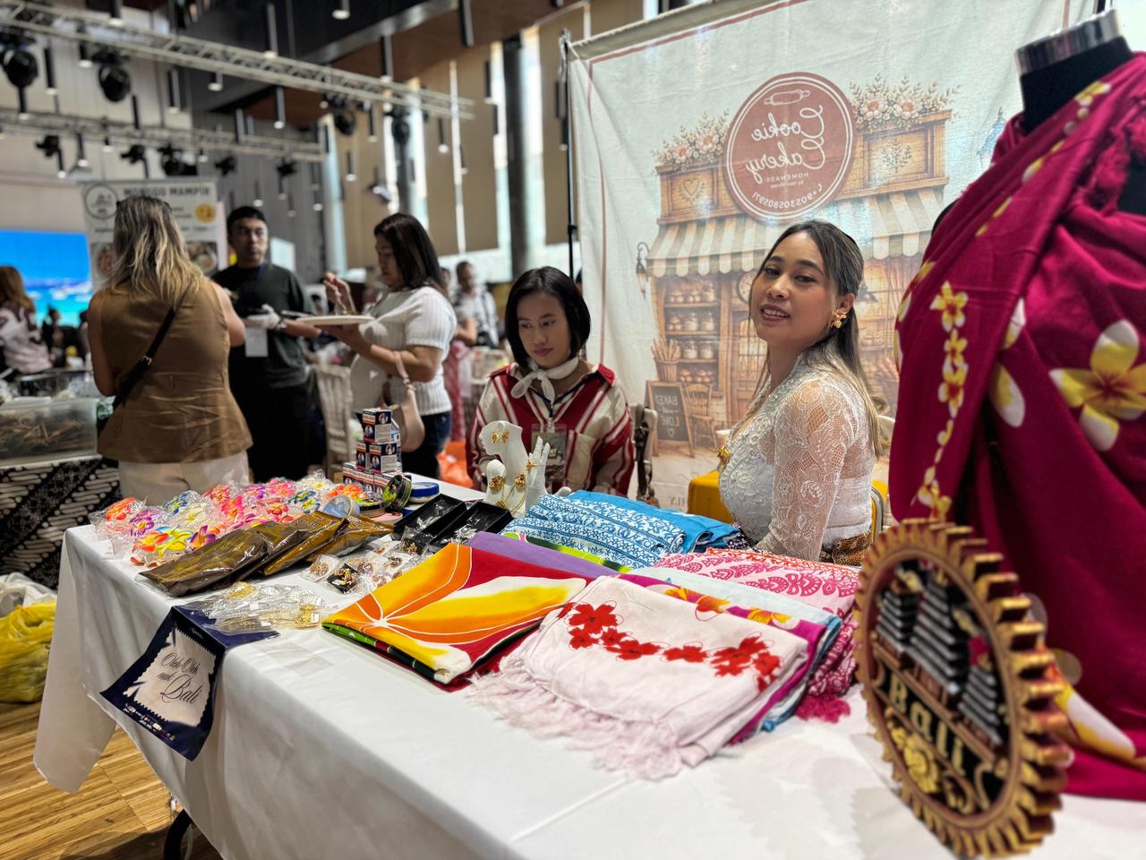 Traditional Indonesian clothing, accessories and other products are displayed at a stall during the Pasar Senggol Türkiye Festival in Istanbul, Türkiye. (AA Photo)