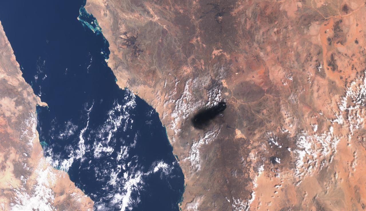 This handout satellite image from Copernicus Sentinel Data taken on September 10, 2016, shows black smoke billowing over the desert southeast of Medina along the general route of Saudi Arabia's East-West pipeline (Petroline). (AFP Photo/Handout/2026 Copernicus Sentinel Data)