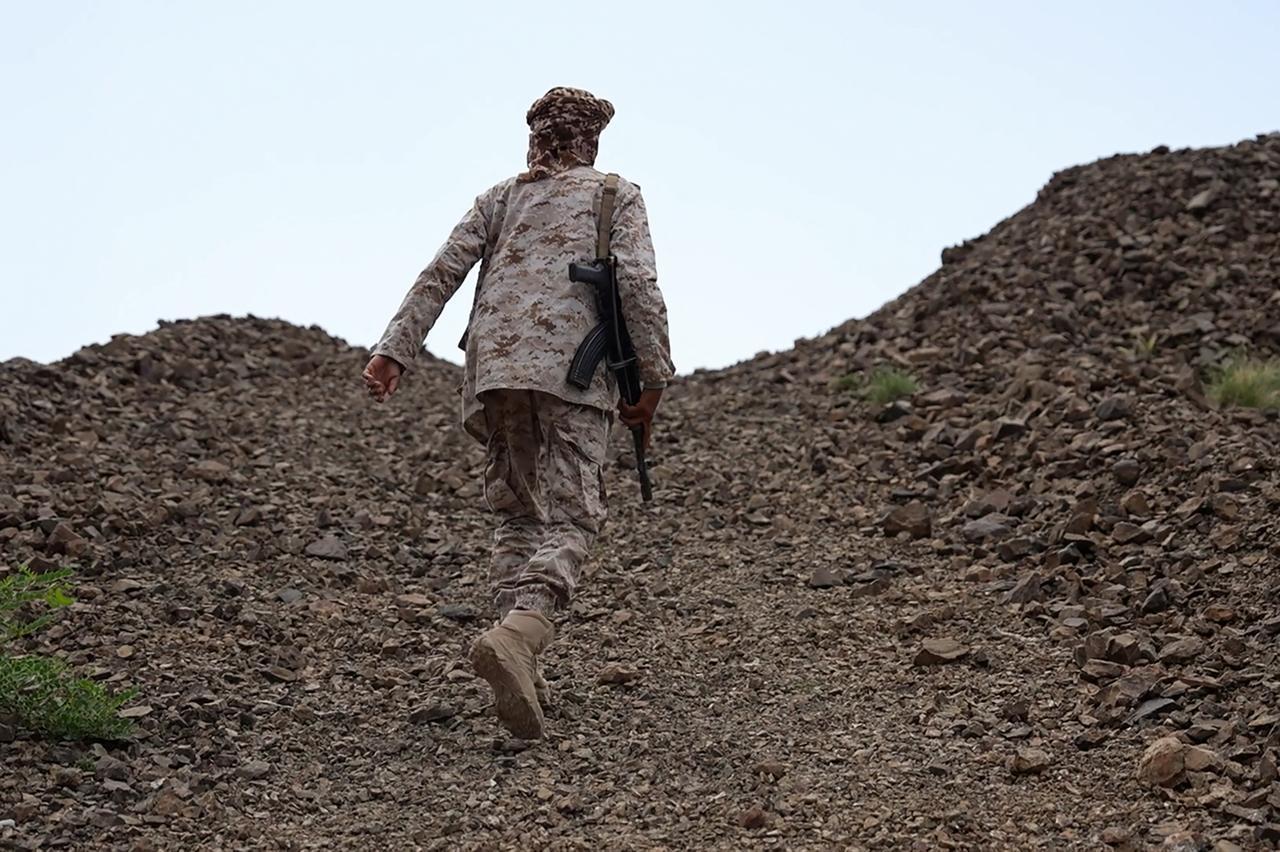 This frame grab, taken from video footage, shows a fighter from the Saudi-backed Nation's Shield Forces deployed in Yemen's Al-Kadha area, west of Taiz province, Sept. 10, 2026. (AFP Photo)