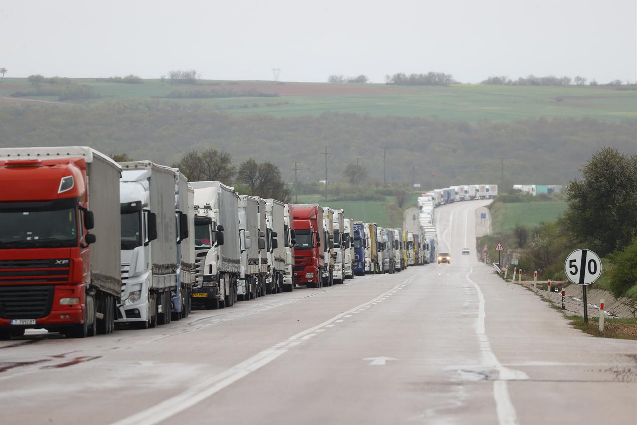 A view of trucks queuing in a long line as Bulgaria falls short in responding truck exits due to Türkiye's export intensity at the Hamzabeyli border gate in Edirne, Türkiye on April 18, 2022. (AA Photo)