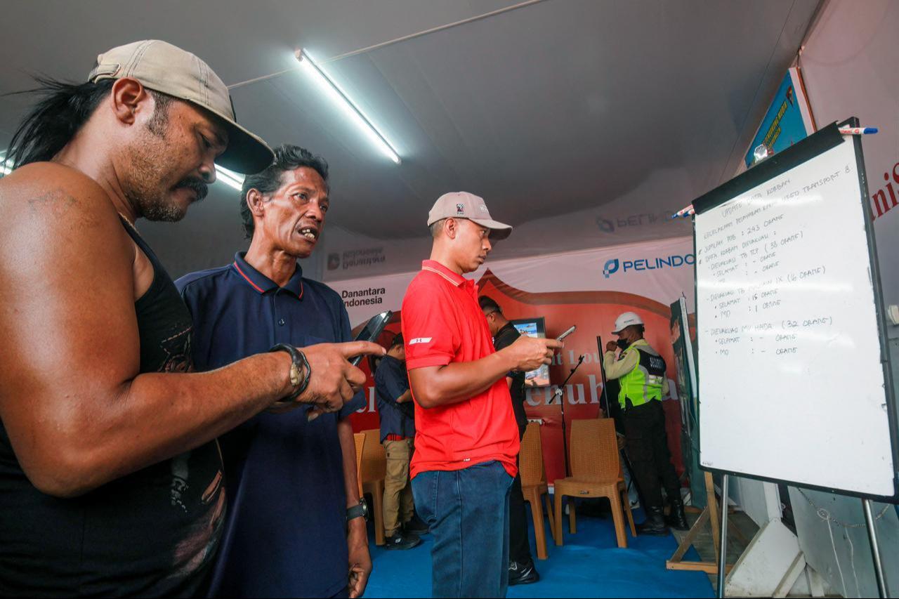 Family members of affected passengers read updates on a whiteboard about ongoing rescue operations on the stricken Virgo Transport 8 ferry in Banjarmasin, South Kalimantan, Sept. 13, 2026. (AFP Photo)