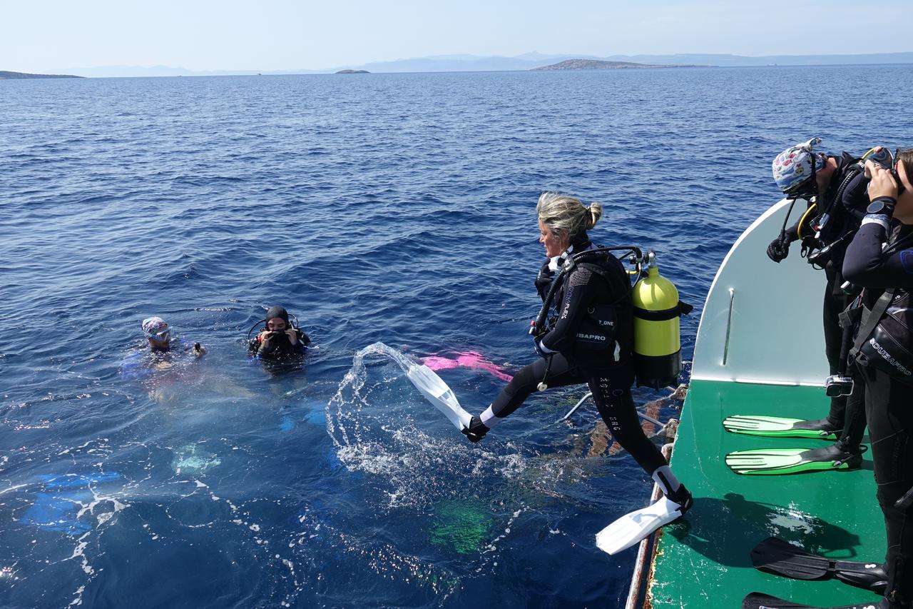 Coastal Turkish town near Lesbos hosts year-round divers