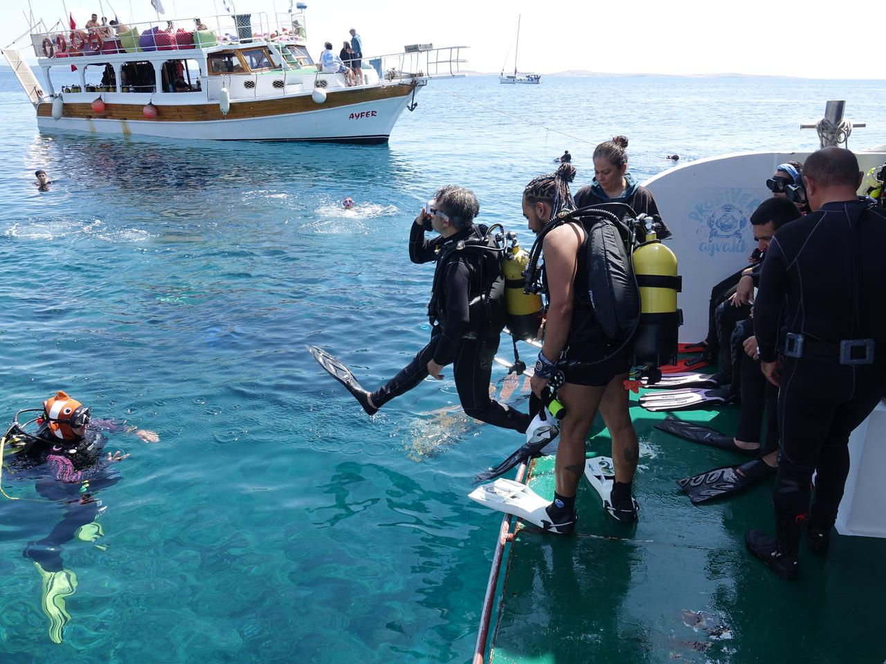 Scuba divers enter the Aegean Sea during a diving excursion off Ayvalik, Balikesir, Türkiye, Sept. 13, 2026. (AA Photo)