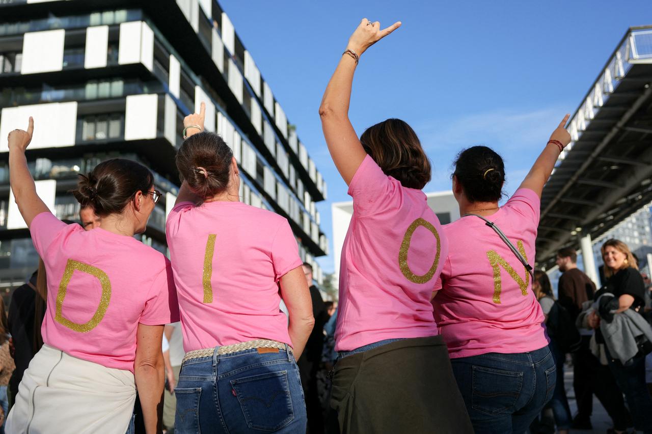 Fans of Celine Dion, wearing a pink T-shirt bearing on its back the initials of the name of the French Canadian singer, on Sept. 12, 2026. (AFP Photo)