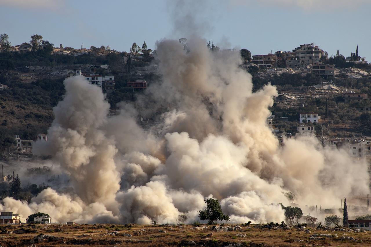 Over 30 blasts hit southern Lebanon town amid Israeli attacks