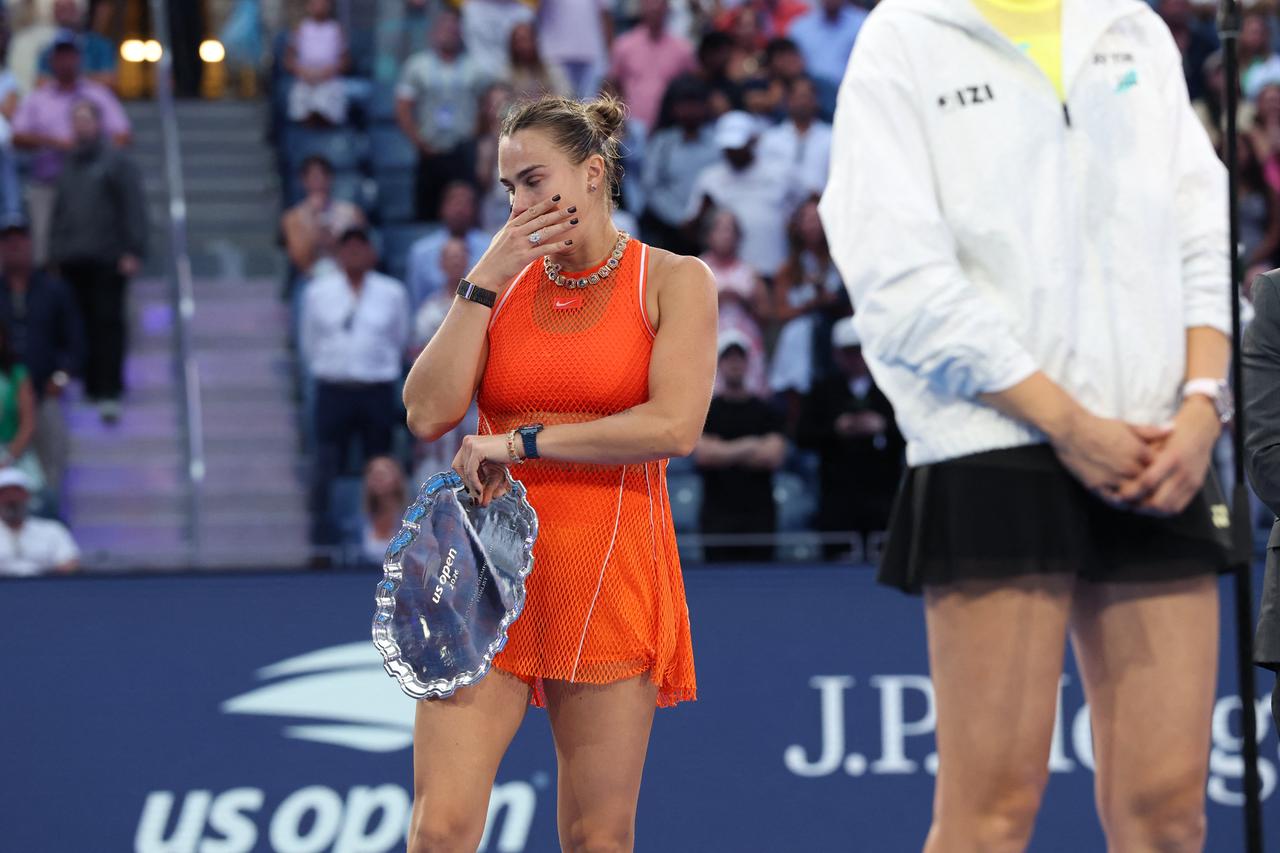 Belarus's Aryna Sabalenka reacts while holding the runner-up trophy on Sept. 12, 2026. (AFP Photo)