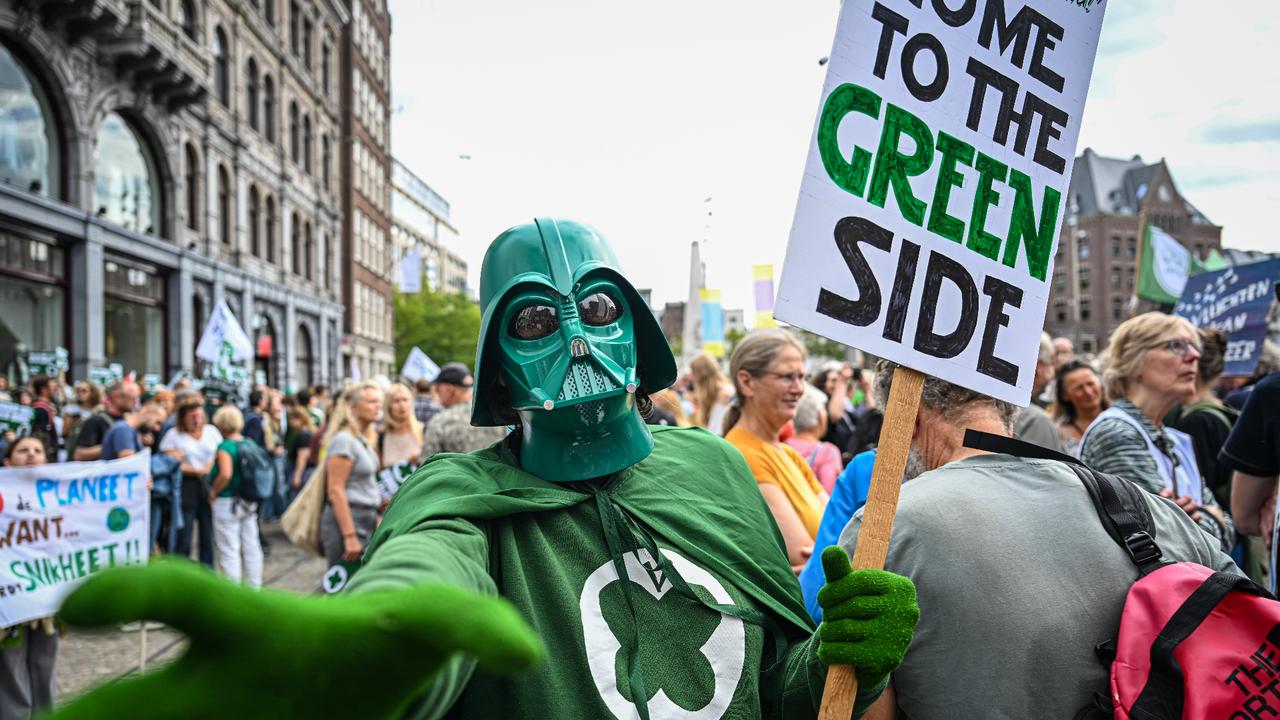 Tens of thousands join climate march in Amsterdam