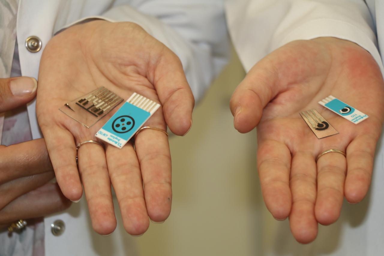A researcher holds biosensor test strips developed by academics at Cankiri Karatekin University and Canakkale Onsekiz Mart University for the early detection of ovarian cancer, in Türkiye on Sept. 13, 2026. (AA Photo)