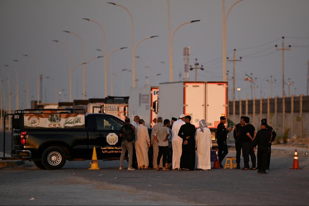 Stranded Iranians and Iraqis wait at the Iraq-Iran border after the Iraqi government decided to close the Shalamsheh border crossing in southern Basra province, Sept. 12, 2026. (AFP Photo)