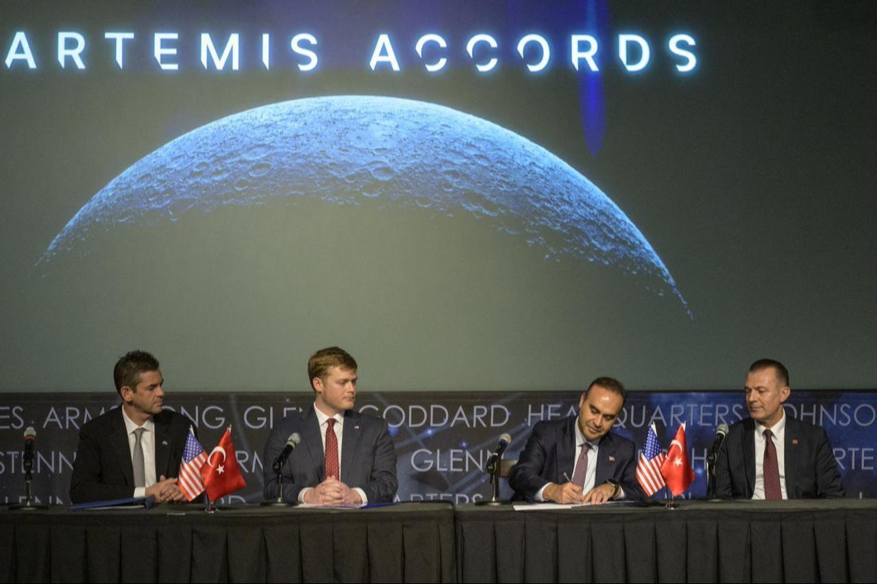 Turkish Minister of Industry and Technology Mehmet Fatih Kacir (3rd from left) signs the Artemis Accords for the Republic of Türkiye as NASA Administrator Jared Isaacman (left), U.S. Deputy Assistant Secretary of State for Space and Environment Connor Tomlinson, and Turkish Space Agency President Yusuf Kirac (right) look at the Mary W. Jackson NASA Headquarters building in Washington, August 31, 2026. (Photo via nasa.gov)