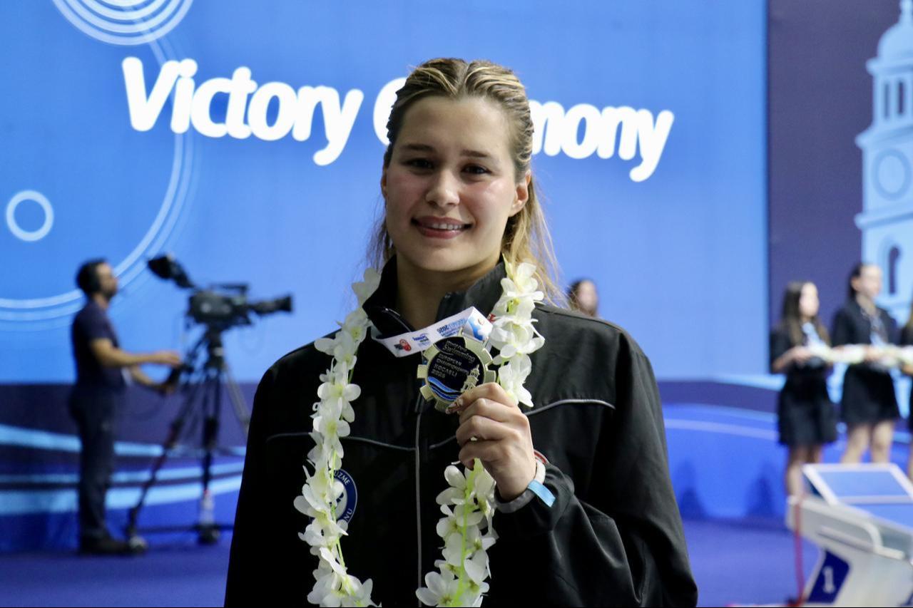 Turkish para swimmer Defne Kurt poses with her gold medal at the 2026 European Para Swimming Championships in Kocaeli, Türkiye. (AA Photo)
