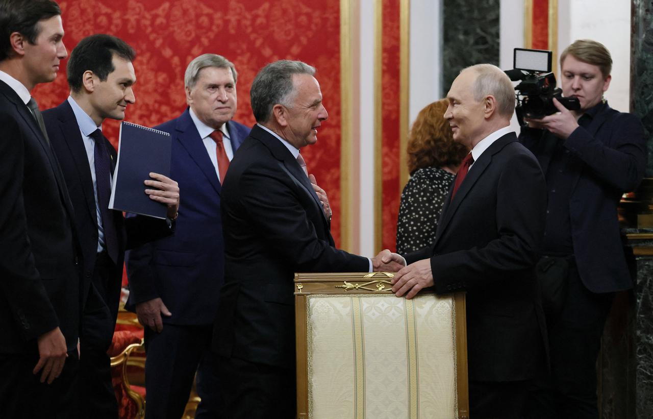 In this pool photograph distributed by the Russian state agency Sputnik, Russia's President Vladimir Putin (R) welcomes US special envoy Steve Witkoff (2nd R) and US President Donald Trump's son-in-law Jared Kushner (L) prior to their talks in Moscow on September 5, 2026. (Photo by Sputnik / AFP)