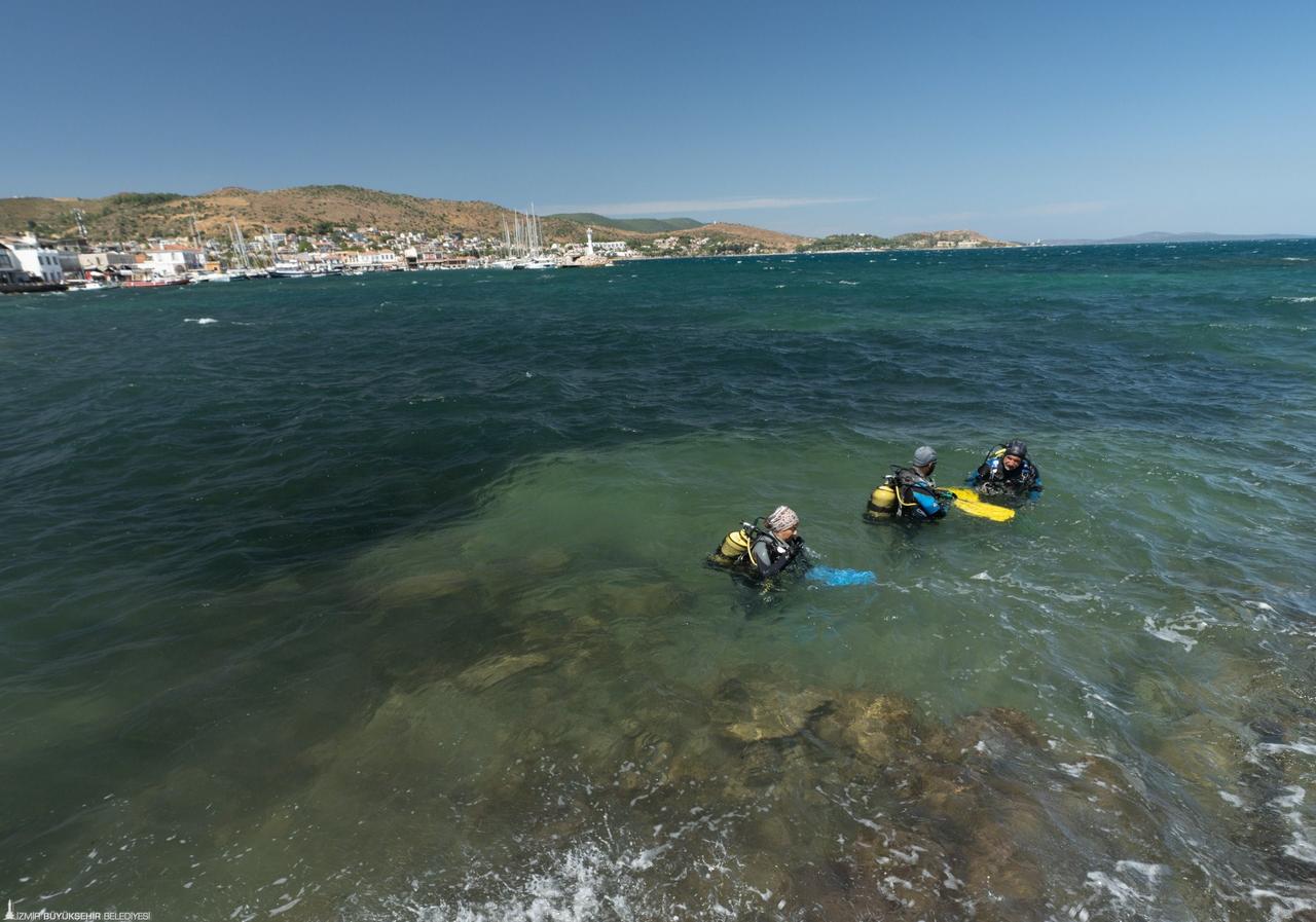 Archaeologists carry out underwater research at Liman Tepe, where Türkiye's first underwater harbor excavations have been underway since 2000. (IHA Photo)
