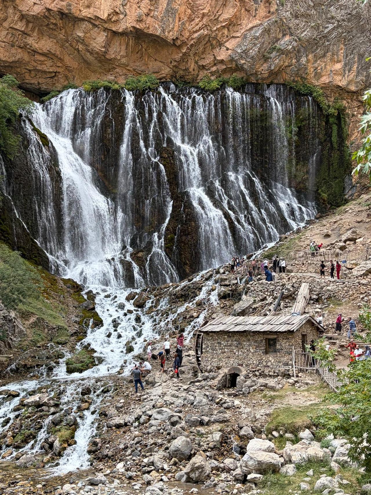 Panoramic view of the Kapuzbasi Waterfalls cascading from cliff face in the Yahyali district of Kayseri. (Photo via Türkiye Today Staff)