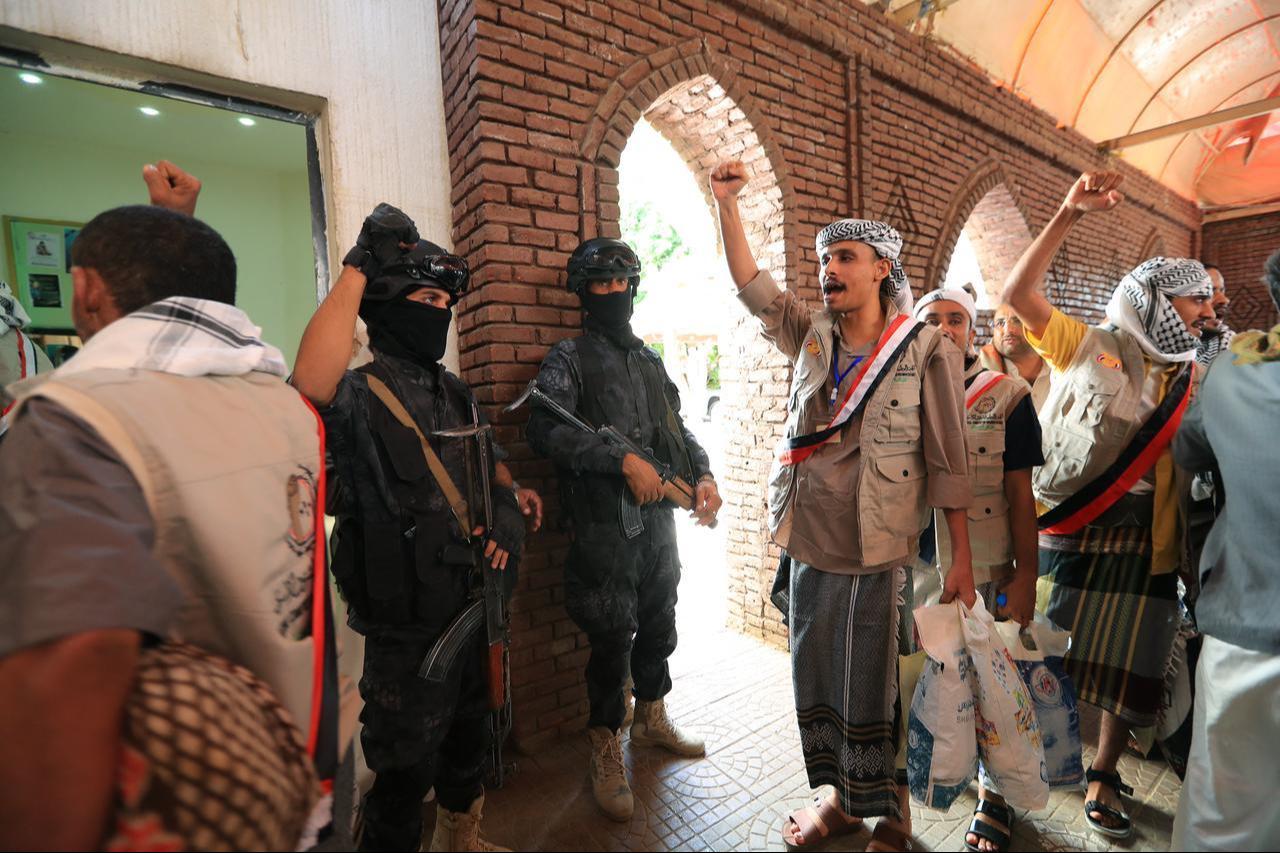 Yemeni prisoners loyal to the Houthi authorities gesture after being released, as they arrive in the capital Sanaa on September 12, 2026. (AFP Photo)