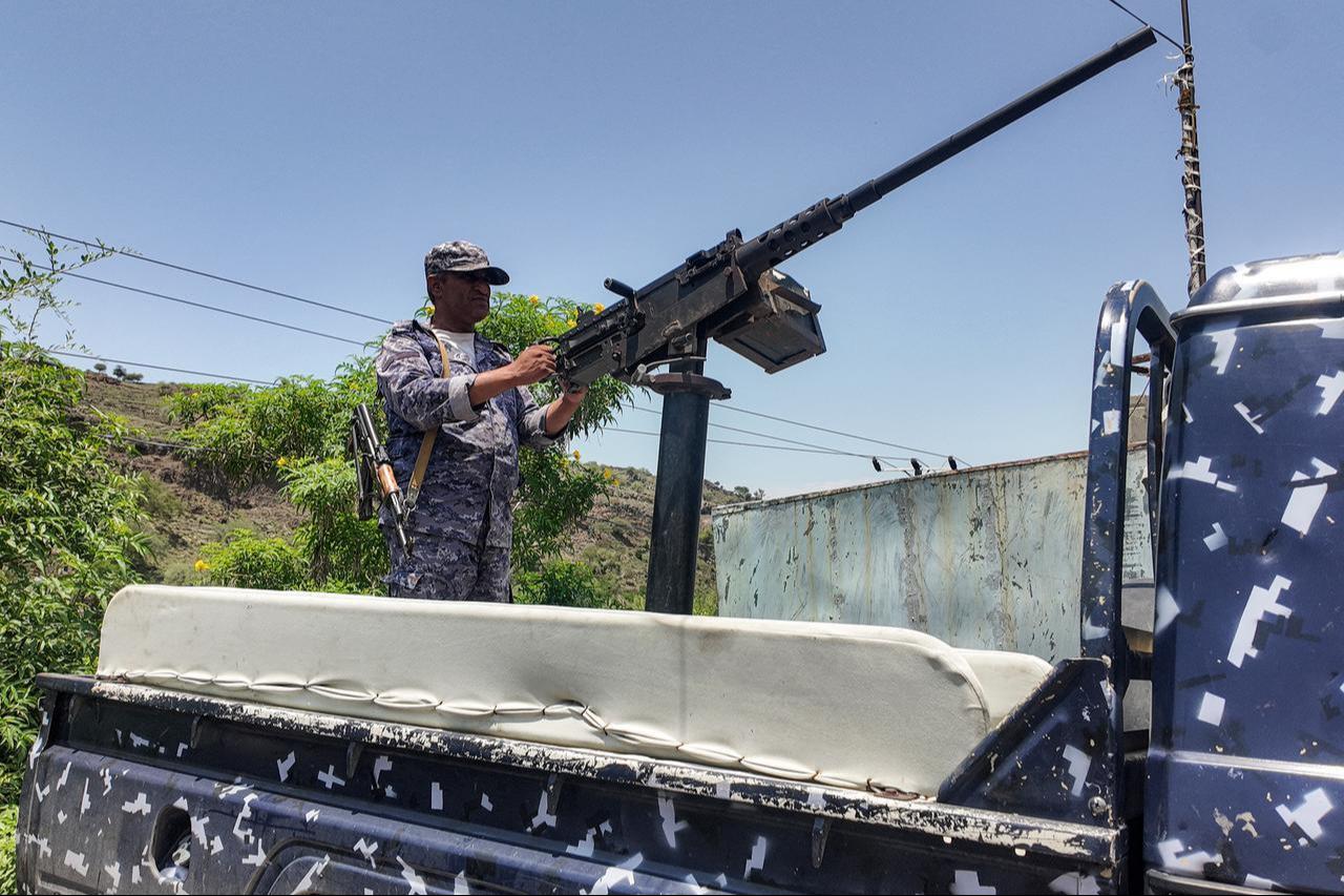 A member of the Saudi-backed Yemeni government forces, including National Army and Taiz Axis forces, mans a turret mounted on the back of a pickup truck at a checkpoint in western Yemen, Sept. 13, 2026. (AFP Photo)