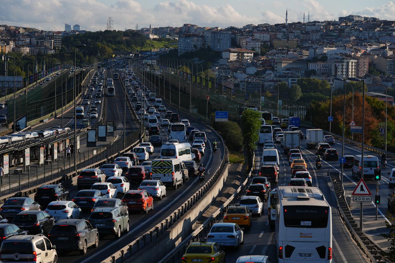 Istanbul traffic congestion rises as new school year begins